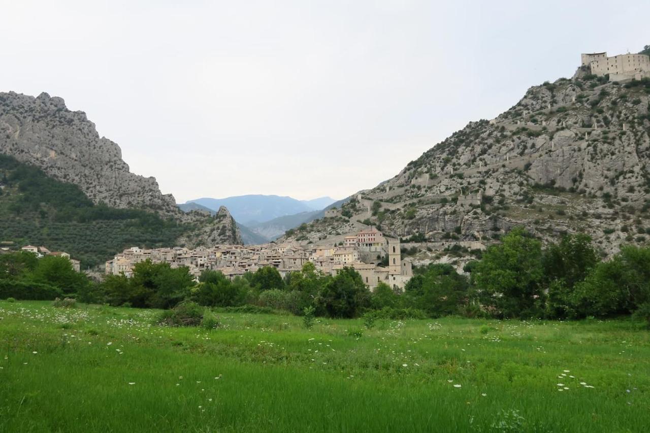 Les Gites D'Intervalles Entrevaux Exteriör bild