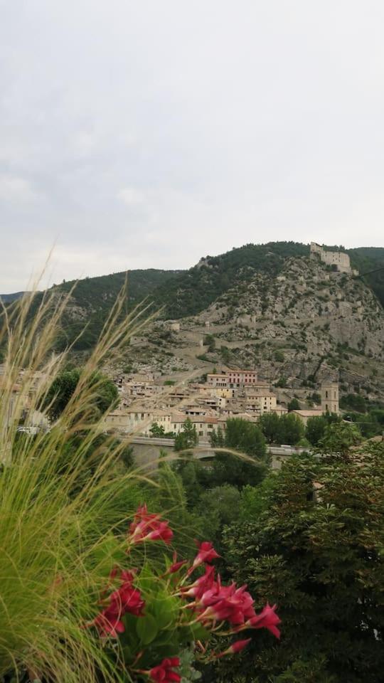 Les Gites D'Intervalles Entrevaux Exteriör bild