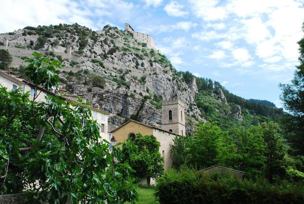 Les Gites D'Intervalles Entrevaux Exteriör bild